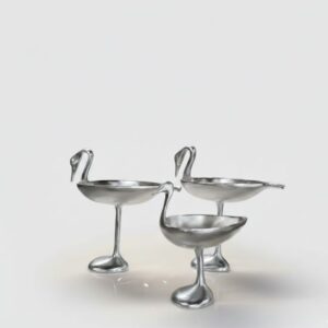 Серебристые вазочки-лебеди для ягод